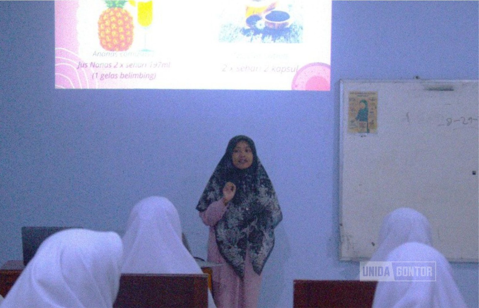 Pemateri mahasiswa Farmasi UNIDA Gontor menyampaikan edukasi dismenore dan kebersihan reproduksi kepada remaja putri kelas c.
