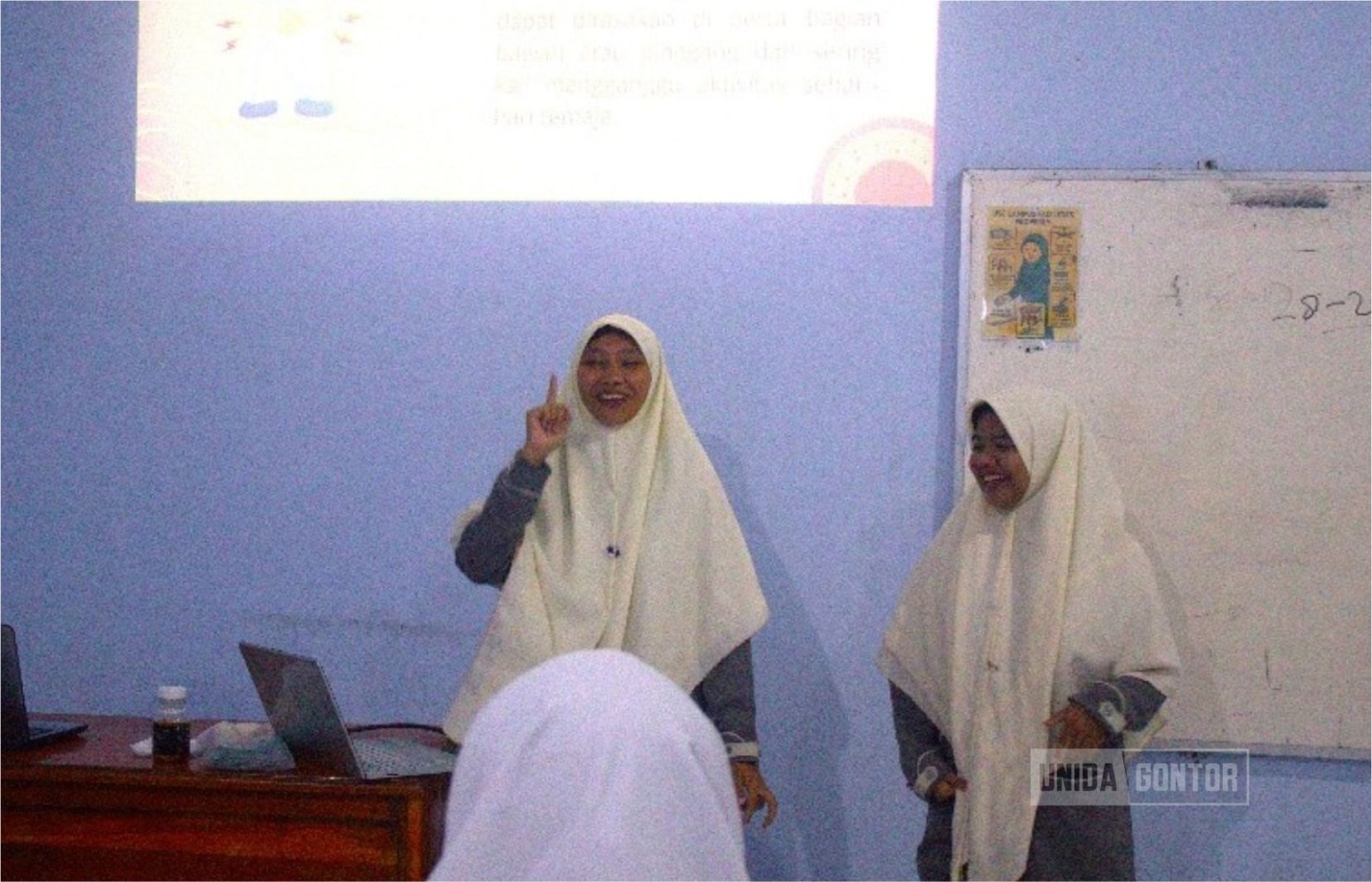 Pemateri mahasiswa Farmasi UNIDA Gontor menyampaikan edukasi dismenore dan kebersihan reproduksi kepada remaja putri kelas c.