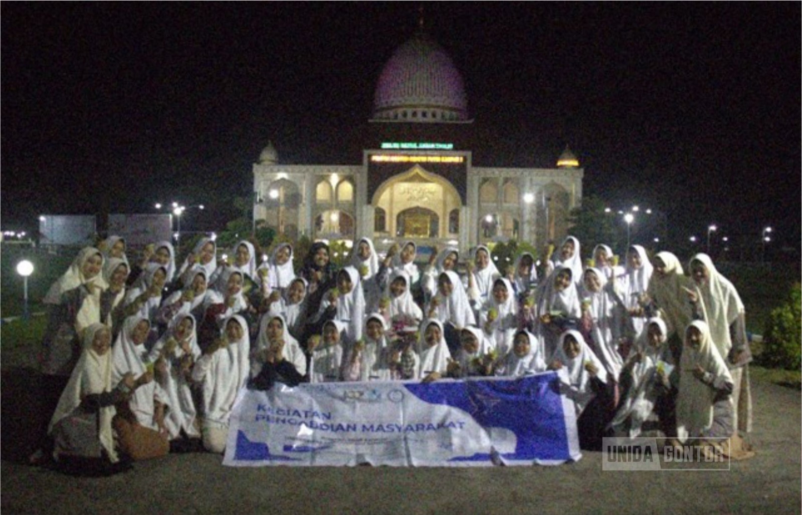 Pemateri mahasiswa Farmasi UNIDA Gontor menyampaikan edukasi dismenore dan kebersihan reproduksi kepada remaja putri kelas c.