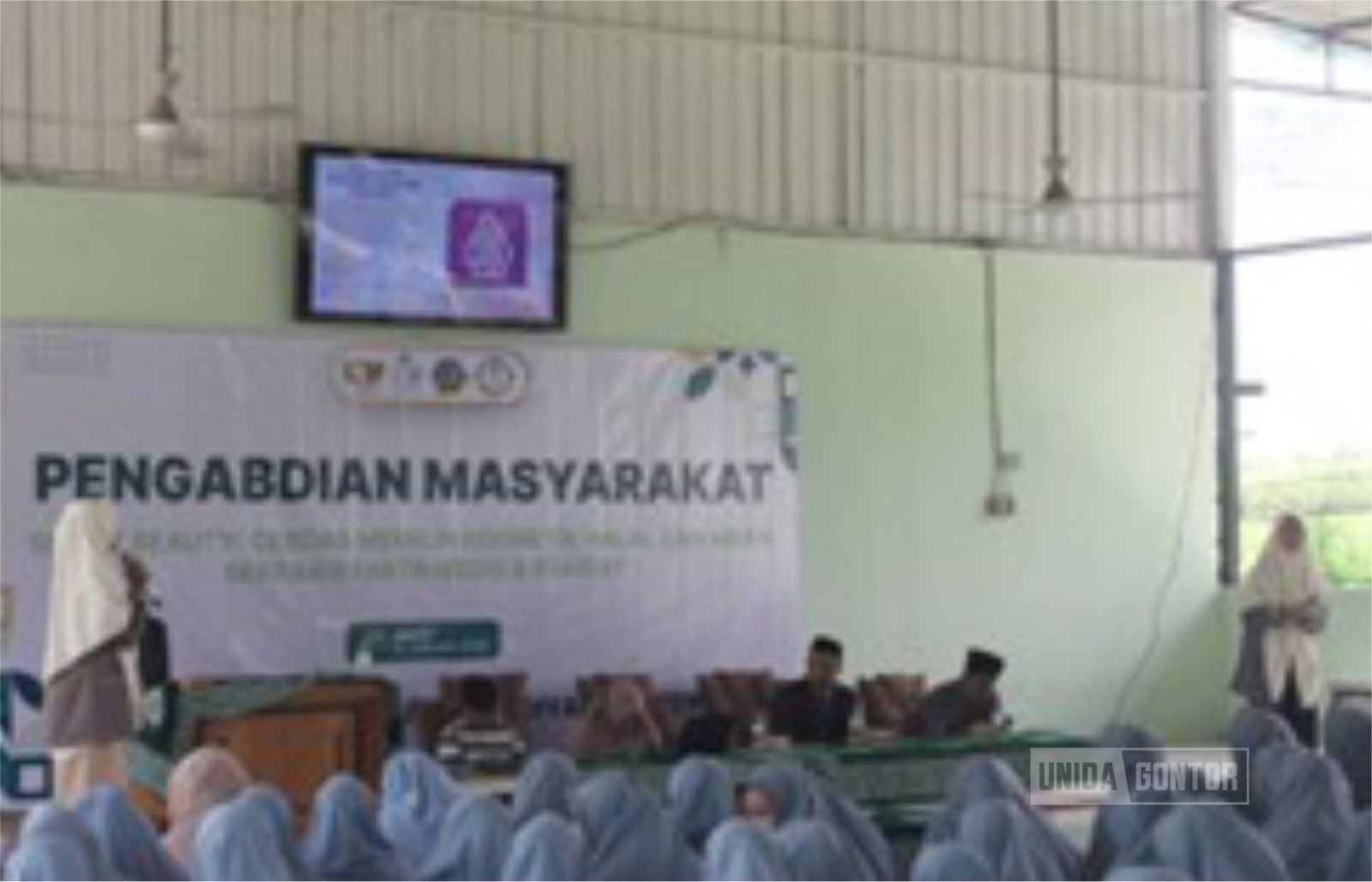 Pemateri Farmasi UNIDA Gontor menyampaikan edukasi kosmetik halal dan aman kepada pelajar SMA Trensains Muhammadiyah Sragen.