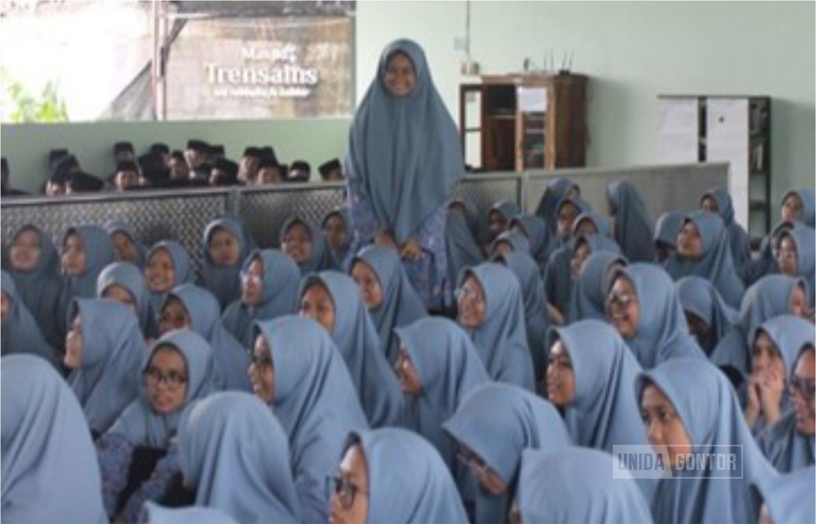 Pemateri Farmasi UNIDA Gontor menyampaikan edukasi kosmetik halal dan aman kepada pelajar SMA Trensains Muhammadiyah Sragen.