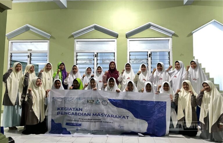 Mahasiswa Farmasi UNIDA Gontor edukasi pencegahan diabetes pada remaja di Gontor Putri 1.