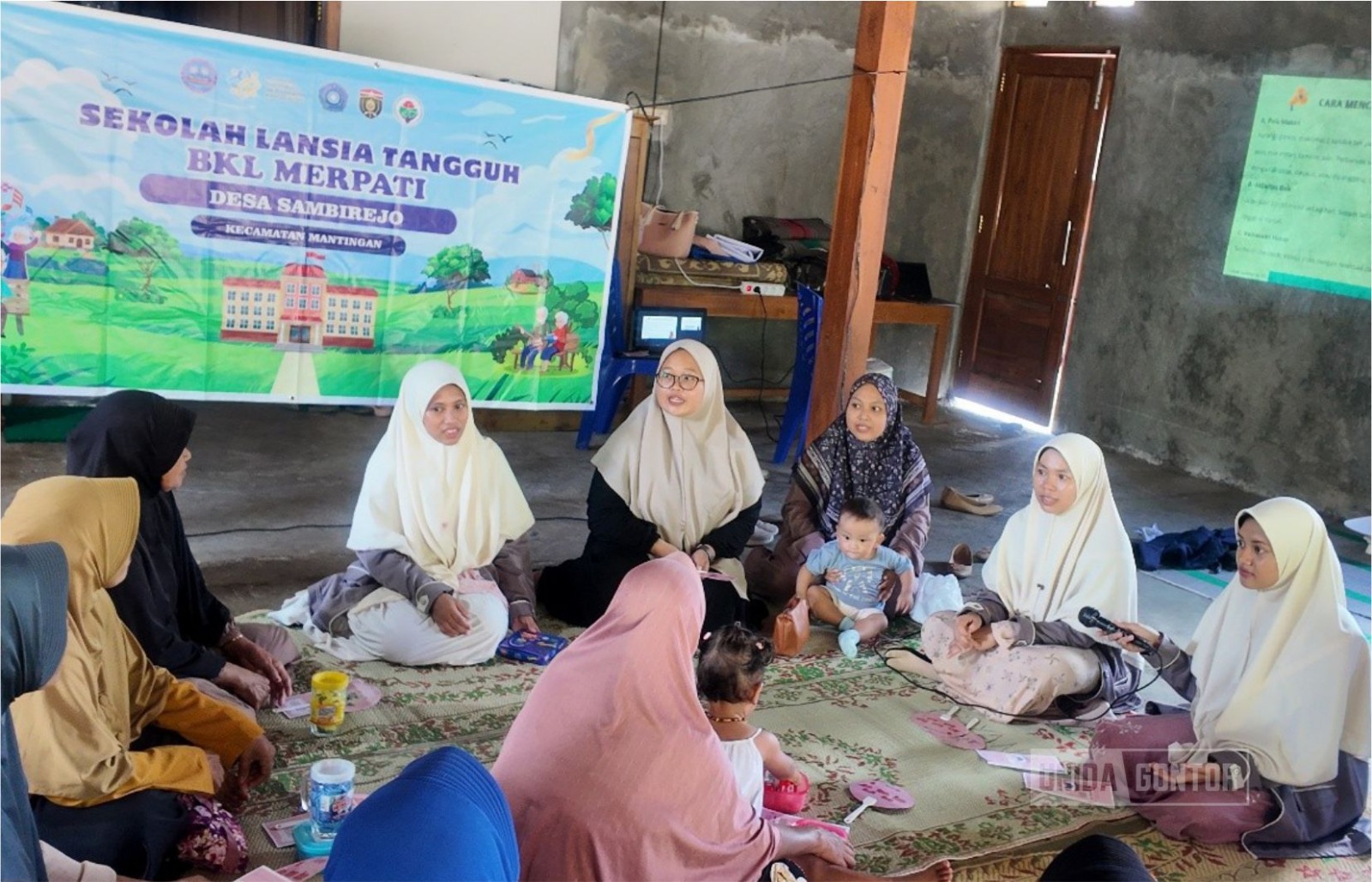 Mahasiswi Farmasi UNIDA Gontor Putri mengedukasi lansia tentang pencegahan hipertensi di Posyandu Merpati 4 Desa Sambirejo.