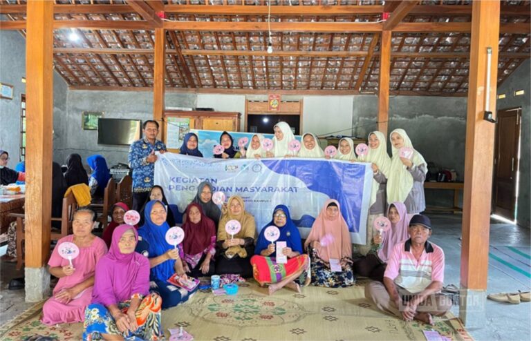 Mahasiswi Farmasi UNIDA Gontor Putri mengedukasi lansia tentang pencegahan hipertensi di Posyandu Merpati 4 Desa Sambirejo.