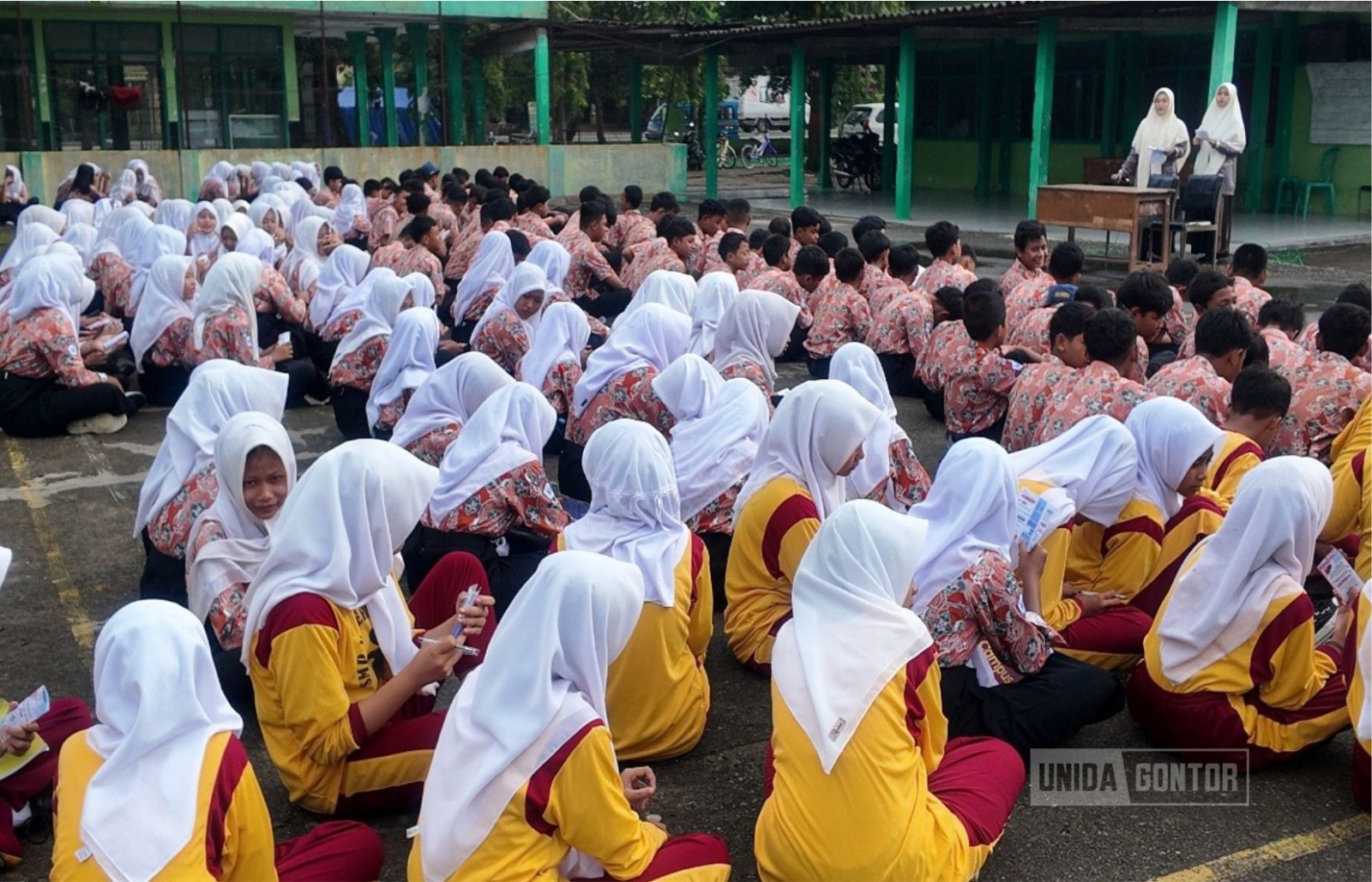 Mahasiswi Farmasi UNIDA Gontor memberikan edukasi PAO skincare kepada siswa SMPN 1 Mantingan