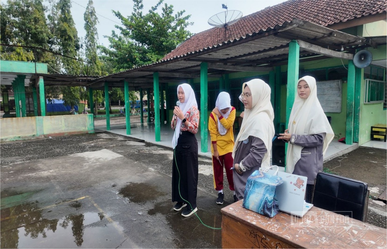 Mahasiswi Farmasi UNIDA Gontor memberikan edukasi PAO skincare kepada siswa SMPN 1 Mantingan