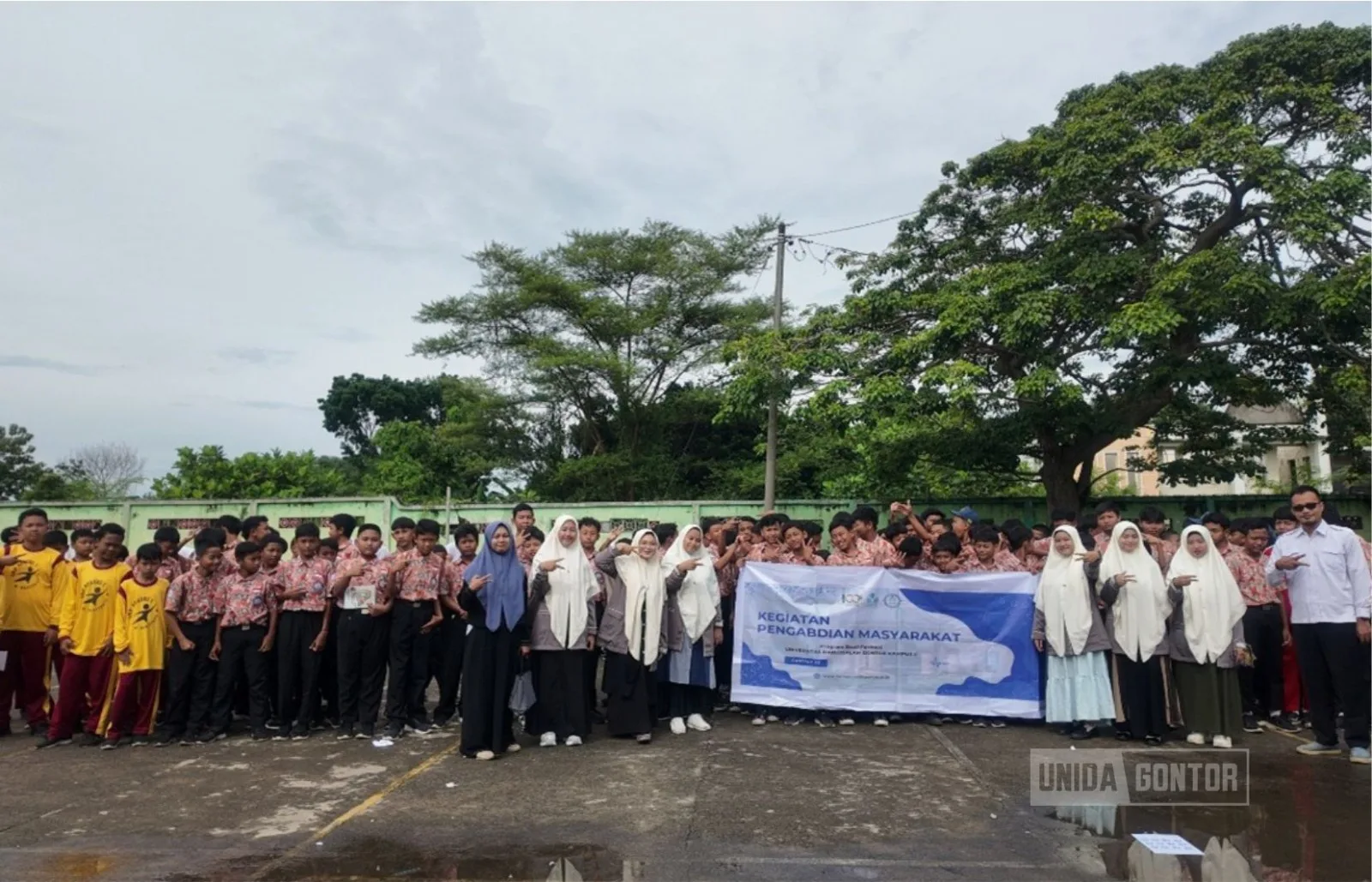 Mahasiswi Farmasi UNIDA Gontor memberikan edukasi PAO skincare kepada siswa SMPN 1 Mantingan