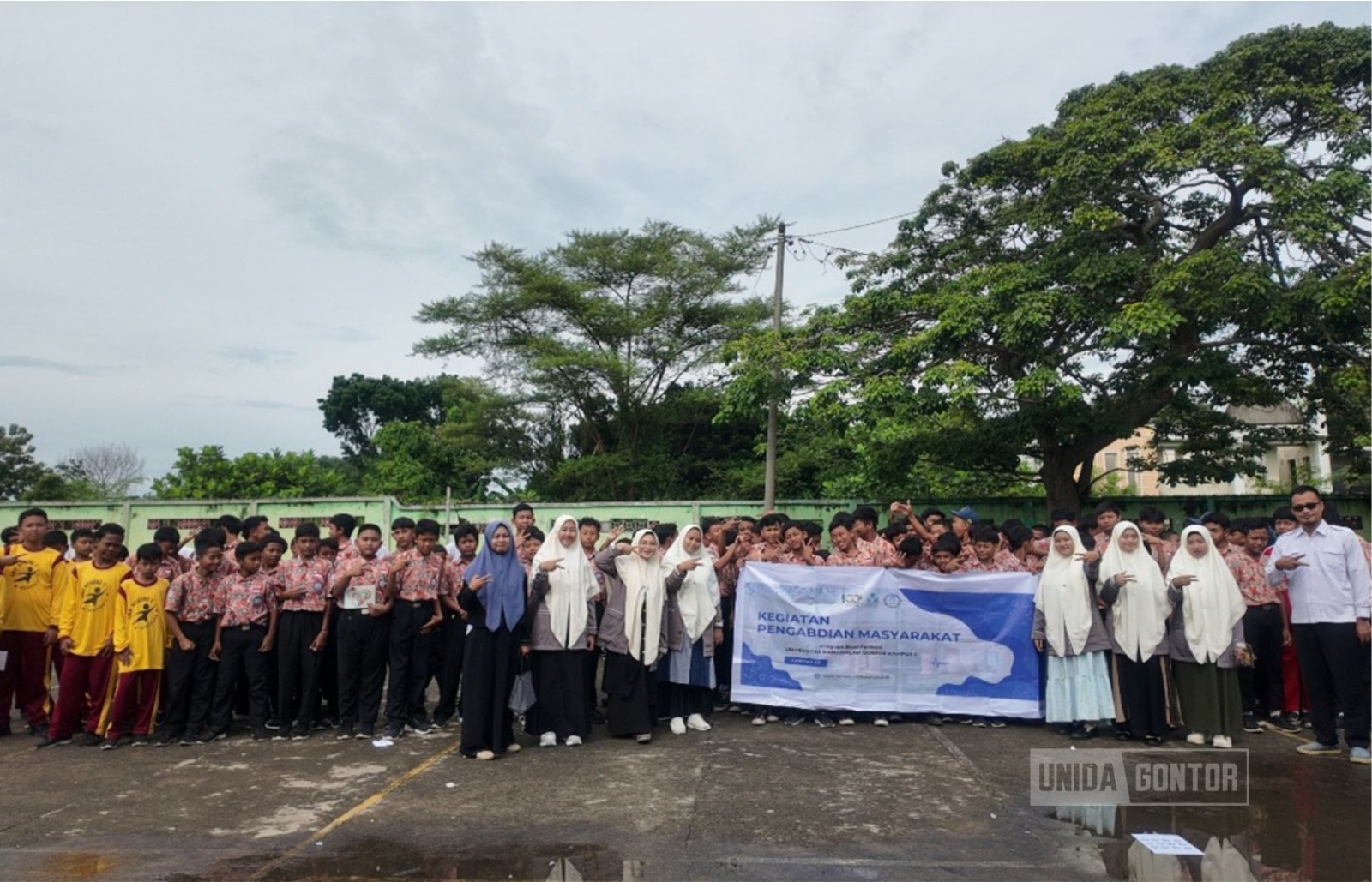 Mahasiswi Farmasi UNIDA Gontor memberikan edukasi PAO skincare kepada siswa SMPN 1 Mantingan
