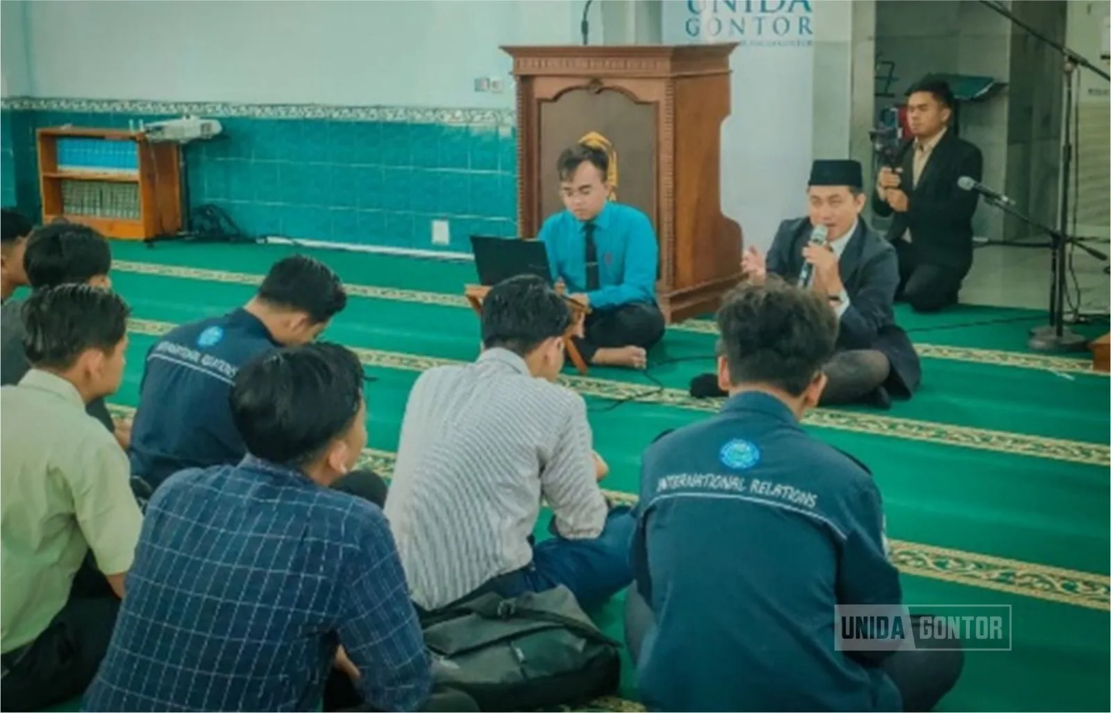 Mahasiswa Fakultas Humaniora UNIDA Gontor mengikuti Sharing Session ‘Faith Meets Campus’ di Masjid Jami’ UNIDA Gontor.