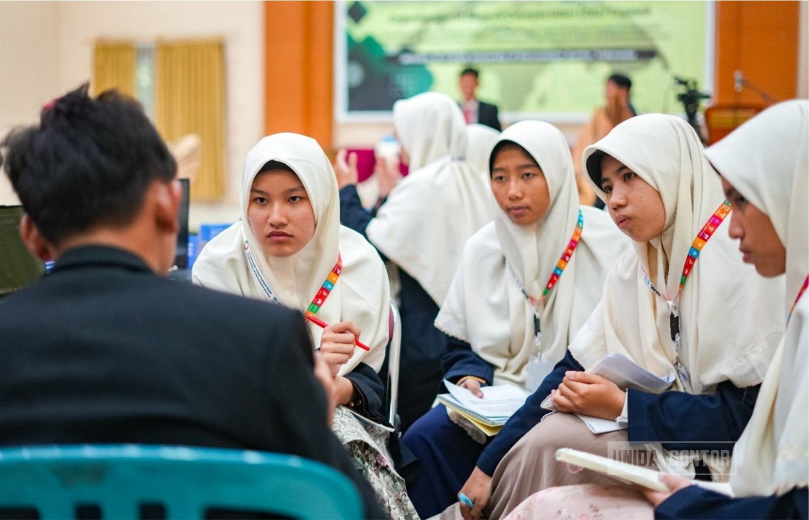 Mahasiswa UNIDA Gontor mengikuti Global MUN di Hall CIOS sebagai delegasi negara OIC.