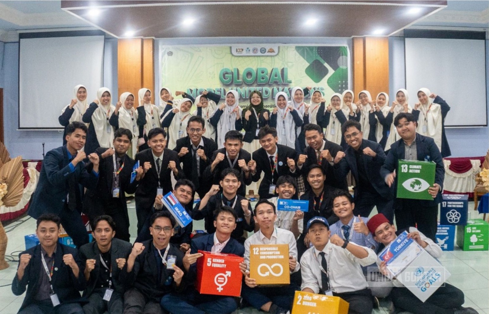 Mahasiswa UNIDA Gontor mengikuti Global MUN di Hall CIOS sebagai delegasi negara OIC.