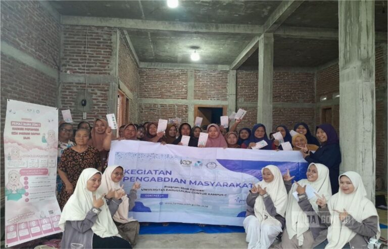 Mahasiswi Farmasi UNIDA Gontor mengedukasi ibu-ibu arisan Desa Dadung Ngawi tentang SADARI dan kanker payudara.