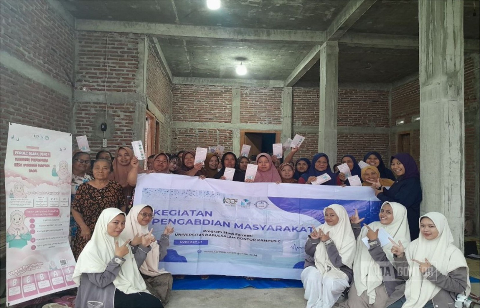 Mahasiswi Farmasi UNIDA Gontor mengedukasi ibu-ibu arisan Desa Dadung Ngawi tentang SADARI dan kanker payudara.