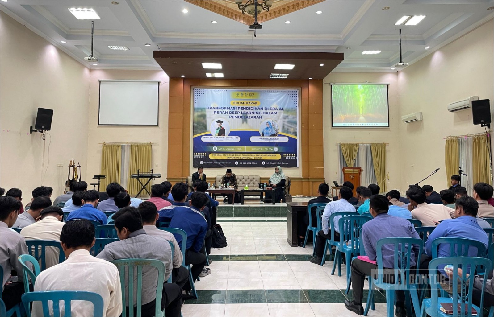 Mahasiswa UNIDA Gontor mengikuti Kuliah Pakar transformasi pendidikan era AI di Hall CIOS.