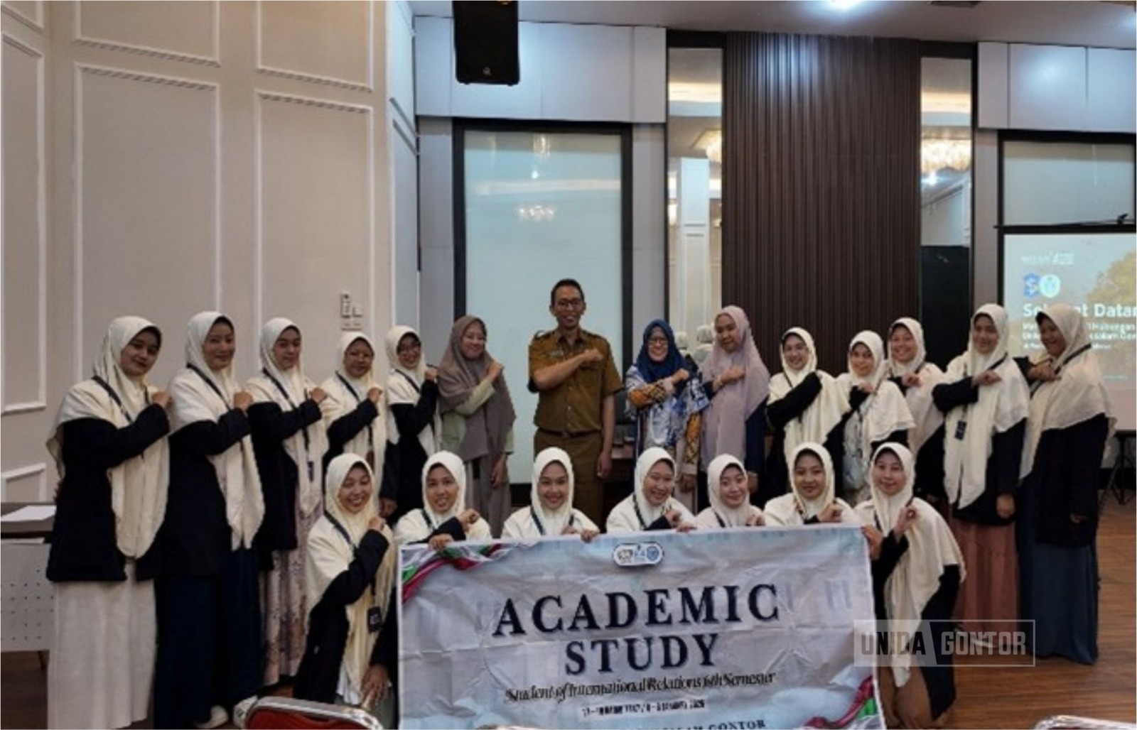 Mahasiswi Prodi HI UNIDA Gontor kunjungan akademik ke Pemkot Surabaya bersama pendamping dan tim kerja sama.