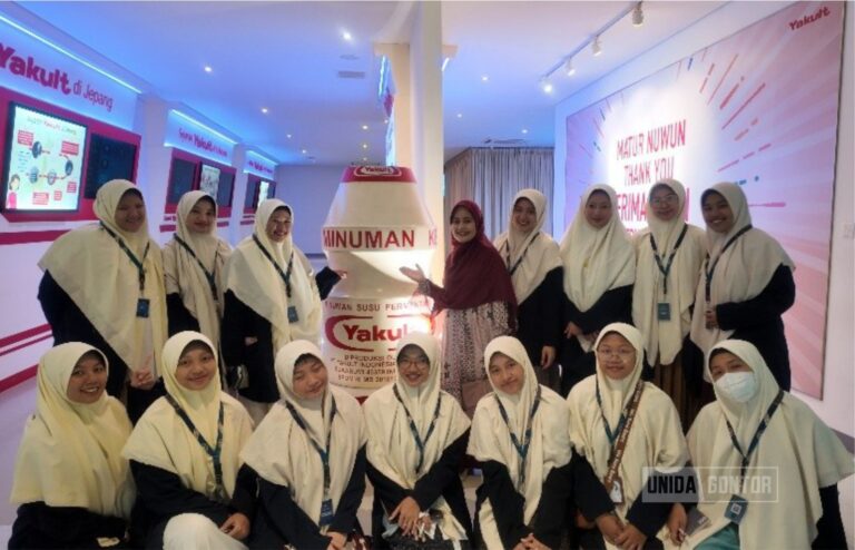 Mahasiswi HI UNIDA Gontor visiting company ke PT Yakult Indonesia Persada di Mojokerto.