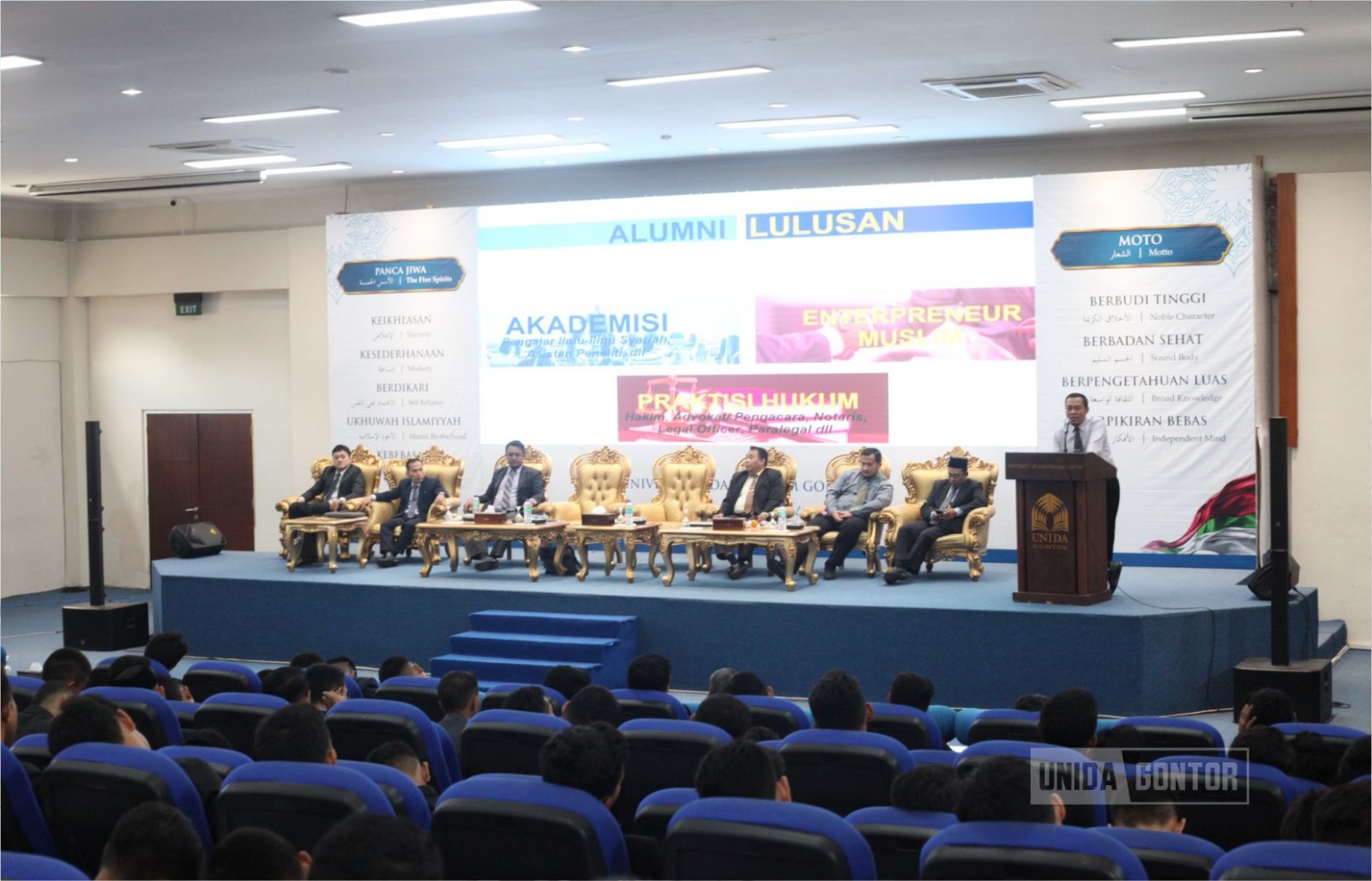 Siswa Akhir KMI PMDG Angkatan 2026 mengikuti pembukaan UNIDA Tour 2026 di Universitas Darussalam Gontor.