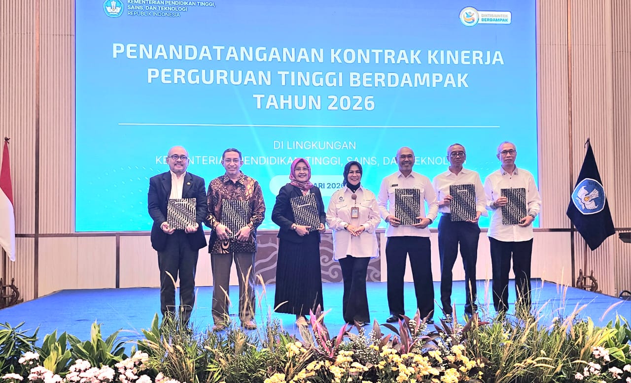 Perwakilan UNIDA Gontor menandatangani kontrak kinerja IKU Perguruan Tinggi Berdampak 2026 di Aula Gedung D Kemdiktisaintek, Jakarta.