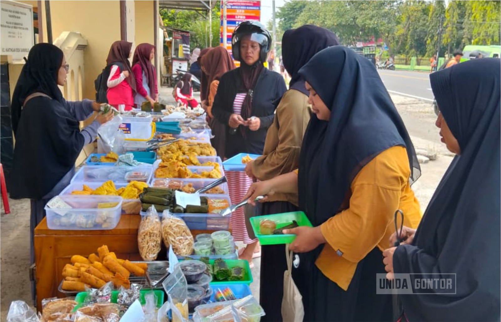 Dosen UNIDA Gontor mendampingi anggota UMKM Desa Sambirejo dalam pertemuan bulanan di Balai Desa.
