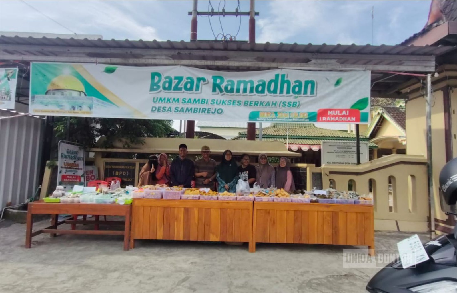 Dosen UNIDA Gontor mendampingi anggota UMKM Desa Sambirejo dalam pertemuan bulanan di Balai Desa.