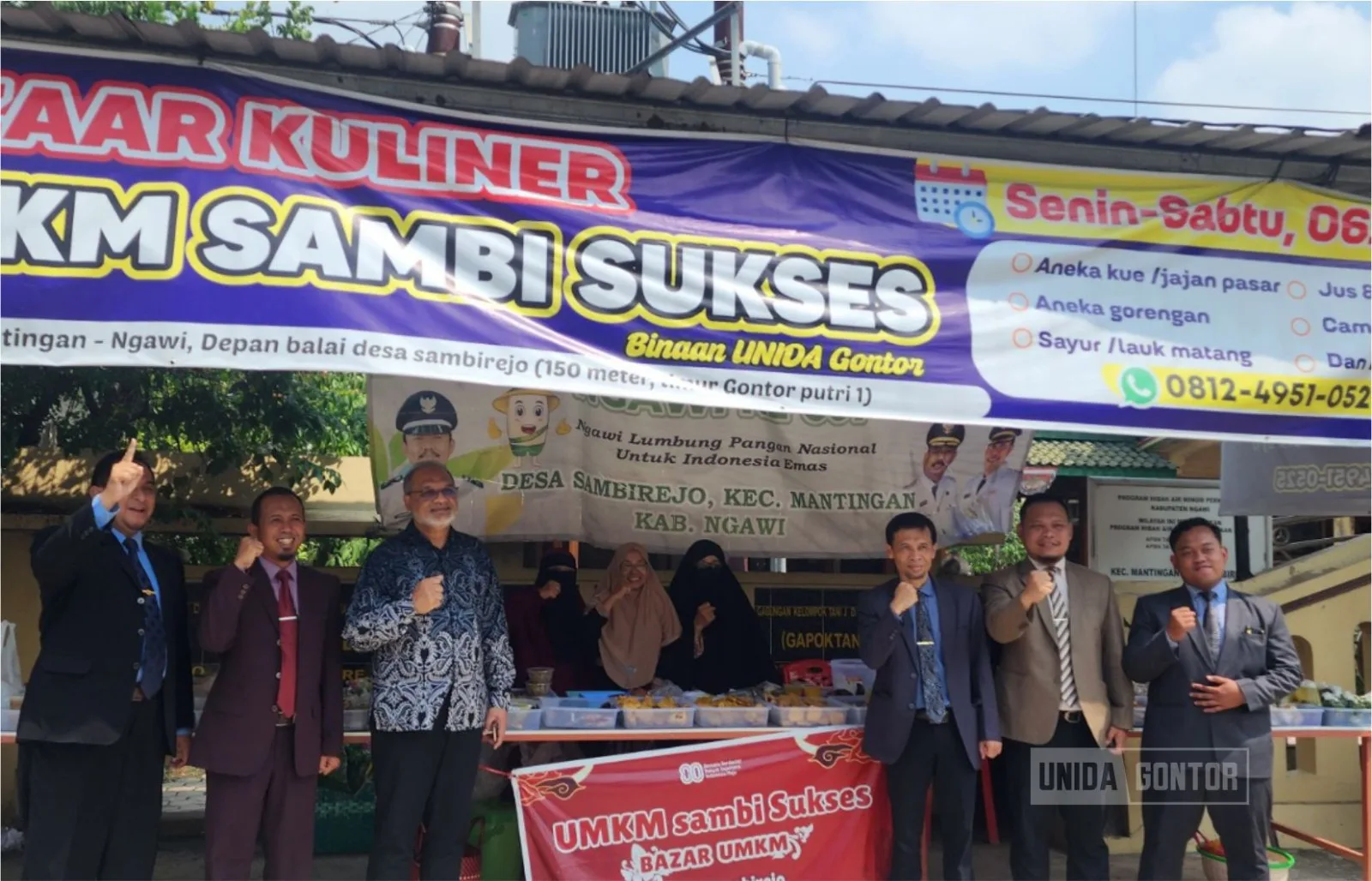 Dosen UNIDA Gontor mendampingi anggota UMKM Desa Sambirejo dalam pertemuan bulanan di Balai Desa.