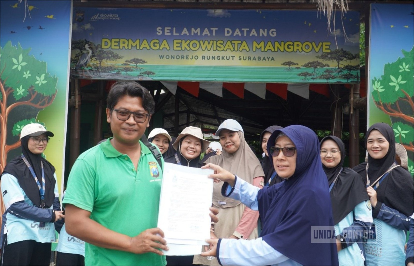 Mahasiswi HI UNIDA Gontor menanam bibit mangrove Rhizophora dan Avicennia di Ekowisata Mangrove Wonorejo, Surabaya.