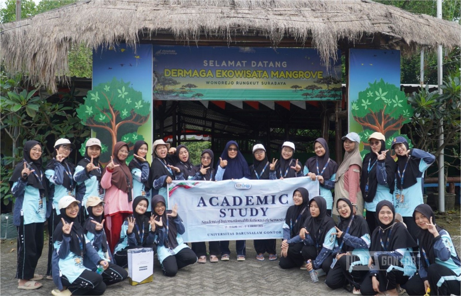 Mahasiswi HI UNIDA Gontor menanam bibit mangrove Rhizophora dan Avicennia di Ekowisata Mangrove Wonorejo, Surabaya.