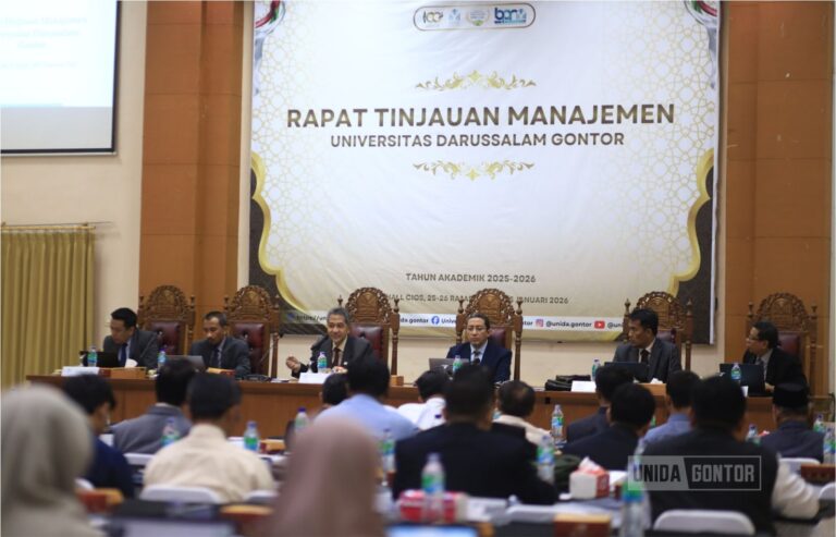 Rapat Tinjauan Manajemen (RTM) ke-7 UNIDA Gontor di Hall CIOS sebagai penutup AMI 2025–2026, dihadiri jajaran pimpinan universitas.