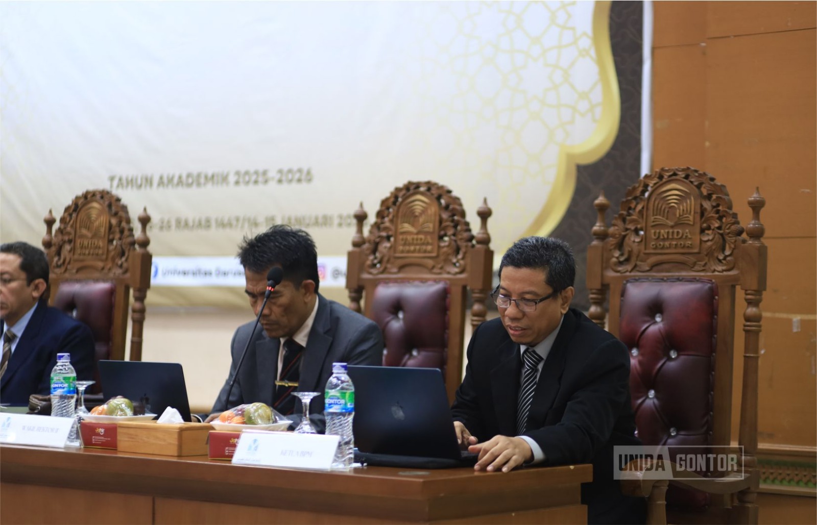 Rapat Tinjauan Manajemen (RTM) ke-7 UNIDA Gontor di Hall CIOS sebagai penutup AMI 2025–2026, dihadiri jajaran pimpinan universitas.