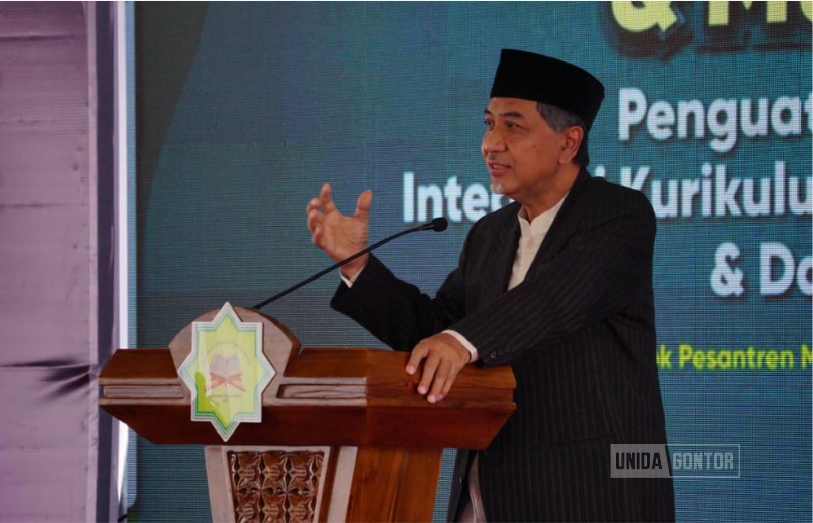 Rektor UNIDA Gontor menyampaikan materi pada Seminar Nasional FKPM dan Munas FPAG di Karanganyar