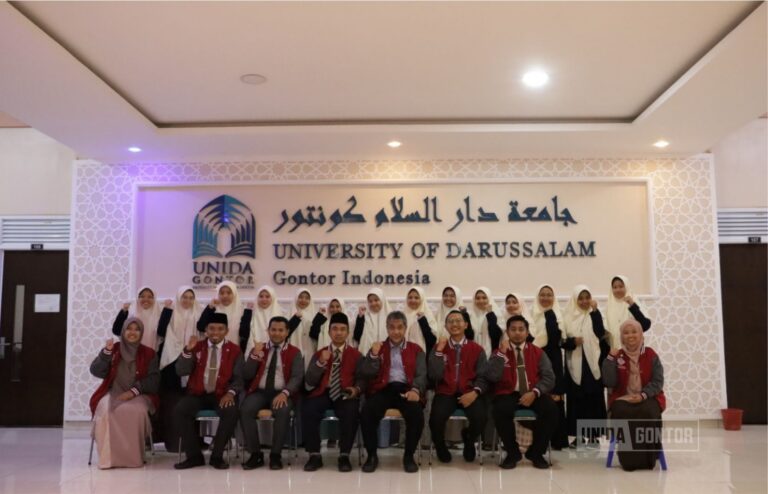 Prof. Dr. KH. Hamid Fahmi Zarkasyi menyampaikan materi pada Seminar Nasional CIOS di Istanbul Hall UNIDA Gontor Kelas C.