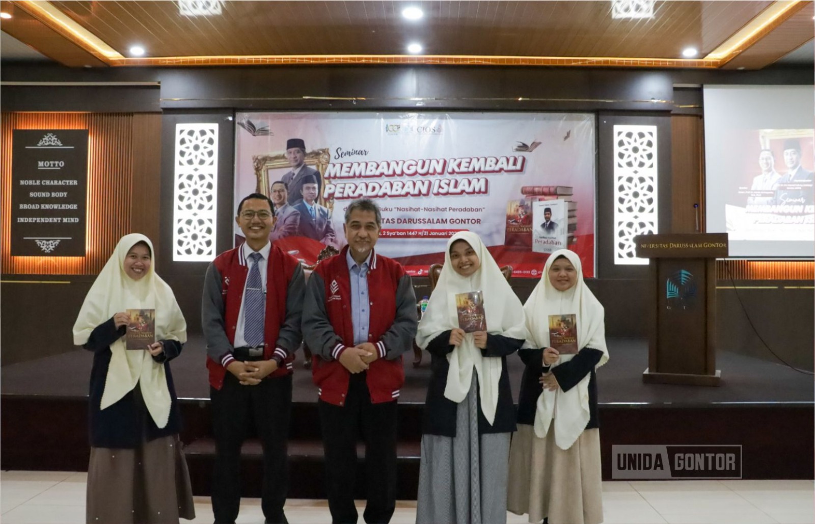 Prof. Dr. KH. Hamid Fahmi Zarkasyi menyampaikan materi pada Seminar Nasional CIOS di Istanbul Hall UNIDA Gontor Kelas C.
