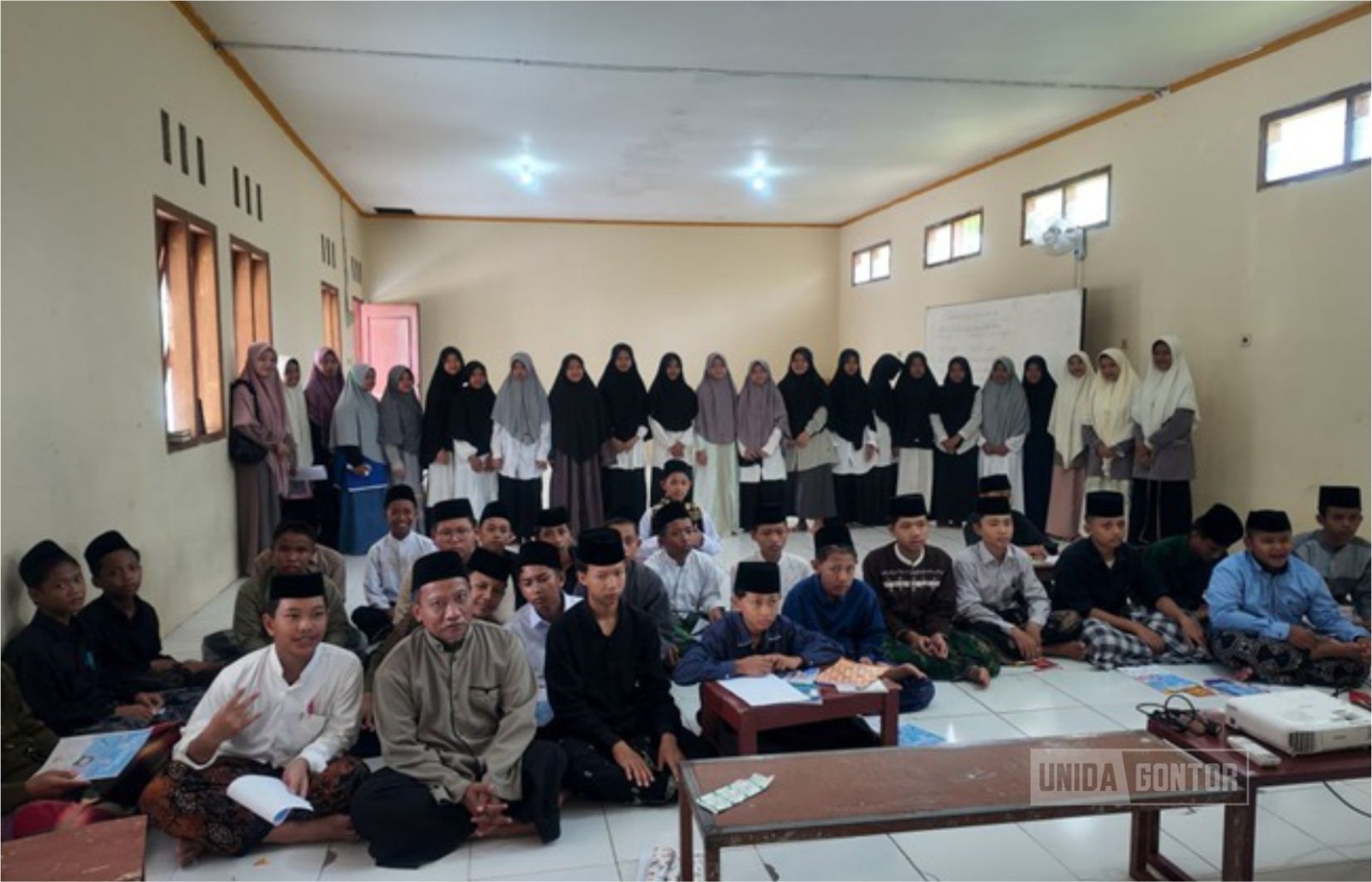 Mahasiswi Farmasi UNIDA melakukan sosialisasi DAGUSIBU dan pencegahan resistensi antibiotik kepada santri Pondok Pesantren Al-Ikhlas Mantingan.