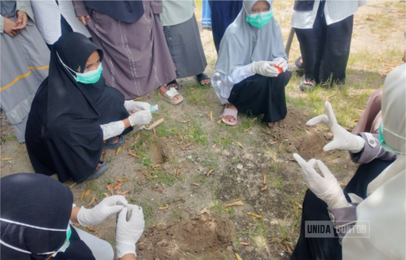 Mahasiswi Farmasi UNIDA melakukan sosialisasi DAGUSIBU dan pencegahan resistensi antibiotik kepada santri Pondok Pesantren Al-Ikhlas Mantingan.