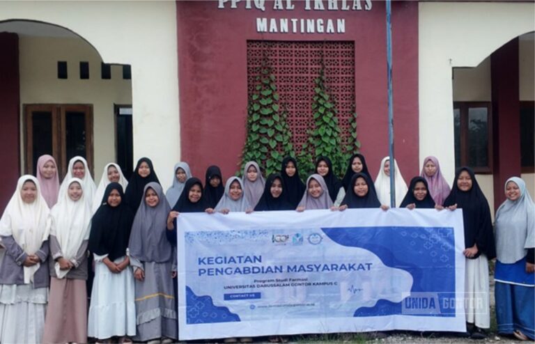 Mahasiswi Farmasi UNIDA melakukan sosialisasi DAGUSIBU dan pencegahan resistensi antibiotik kepada santri Pondok Pesantren Al-Ikhlas Mantingan.