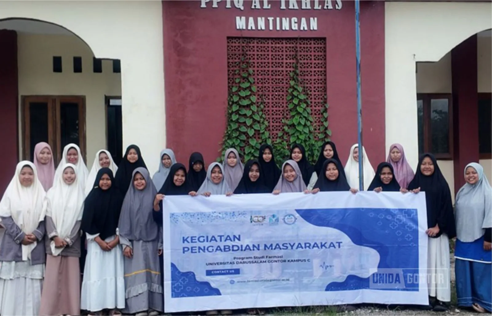 Mahasiswi Farmasi UNIDA melakukan sosialisasi DAGUSIBU dan pencegahan resistensi antibiotik kepada santri Pondok Pesantren Al-Ikhlas Mantingan.