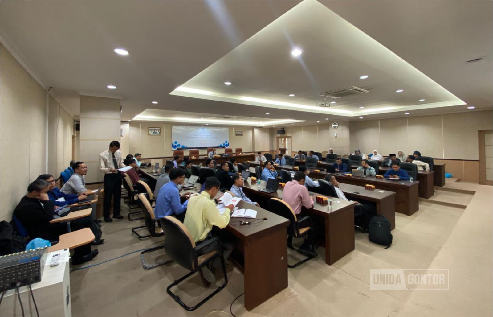Wakil Rektor III UNIDA Gontor mendampingi sosialisasi konten dan desain website bersama perwakilan unit.