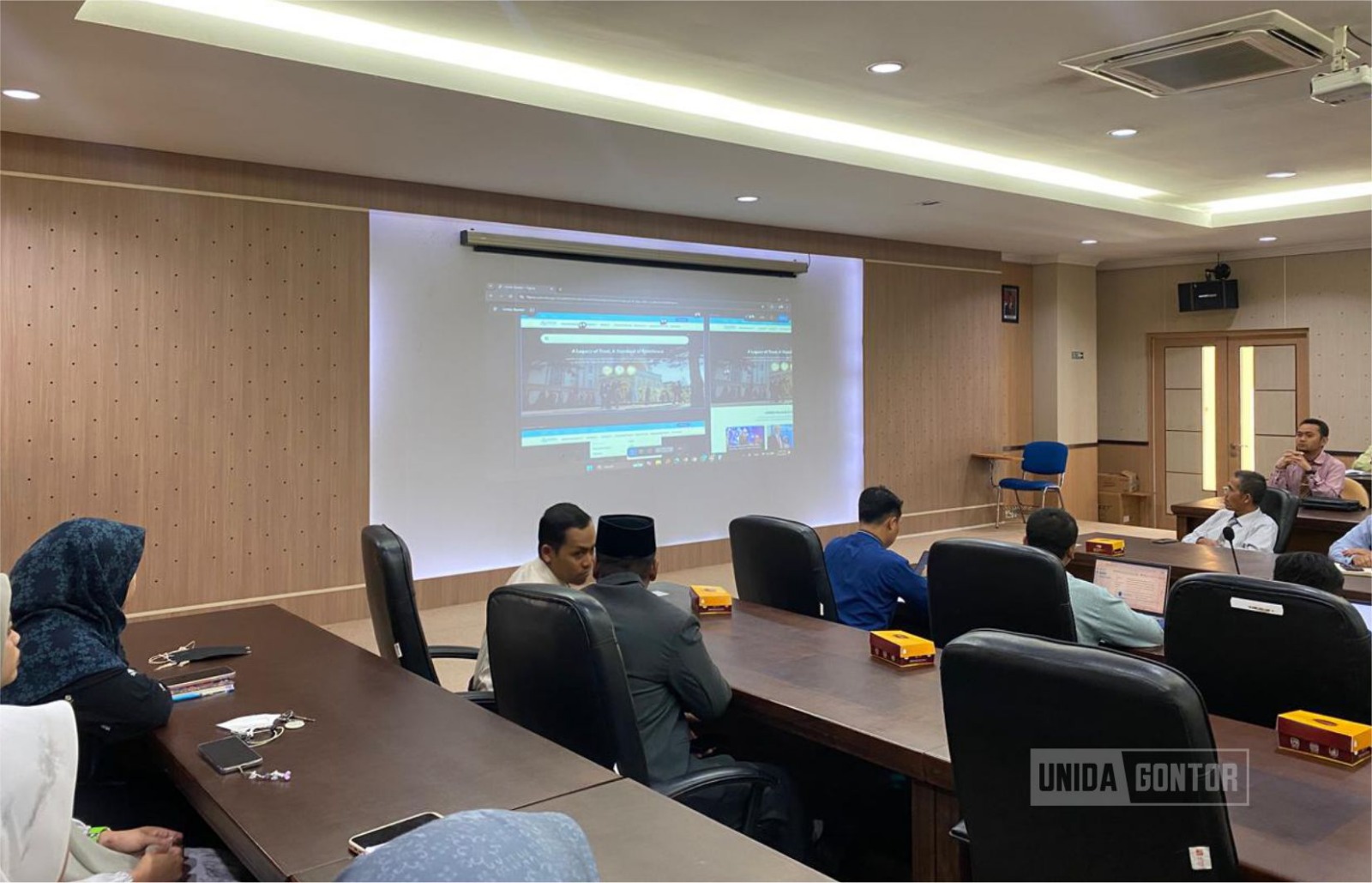 Wakil Rektor III UNIDA Gontor mendampingi sosialisasi konten dan desain website bersama perwakilan unit.