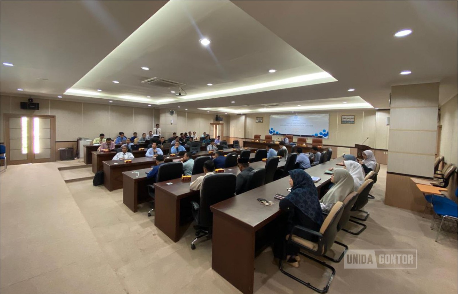 Wakil Rektor III UNIDA Gontor mendampingi sosialisasi konten dan desain website bersama perwakilan unit.