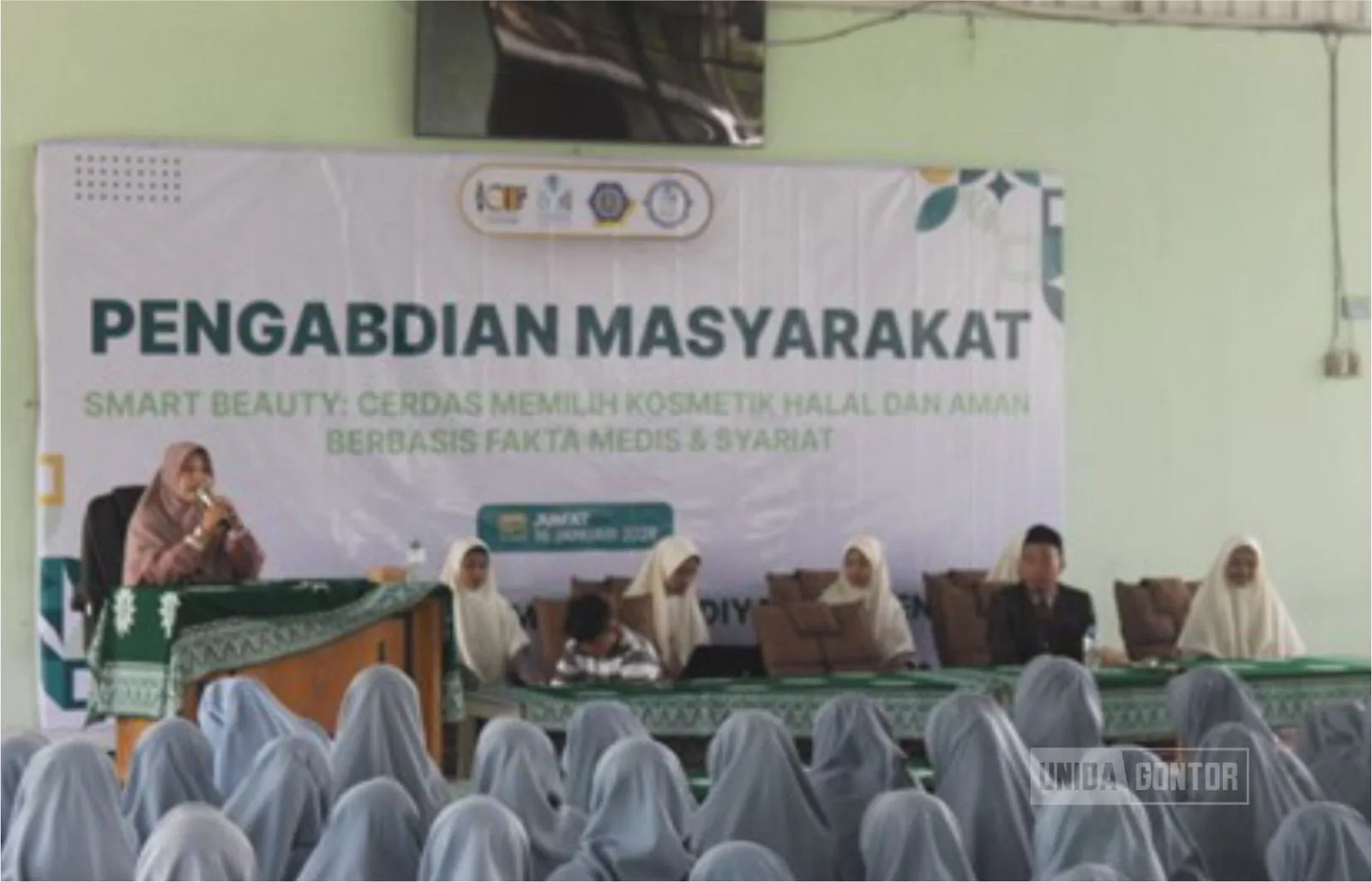 Pemateri Prodi Farmasi UNIDA Gontor menyampaikan sosialisasi PMB di SMA Trensains Muhammadiyah Sragen.