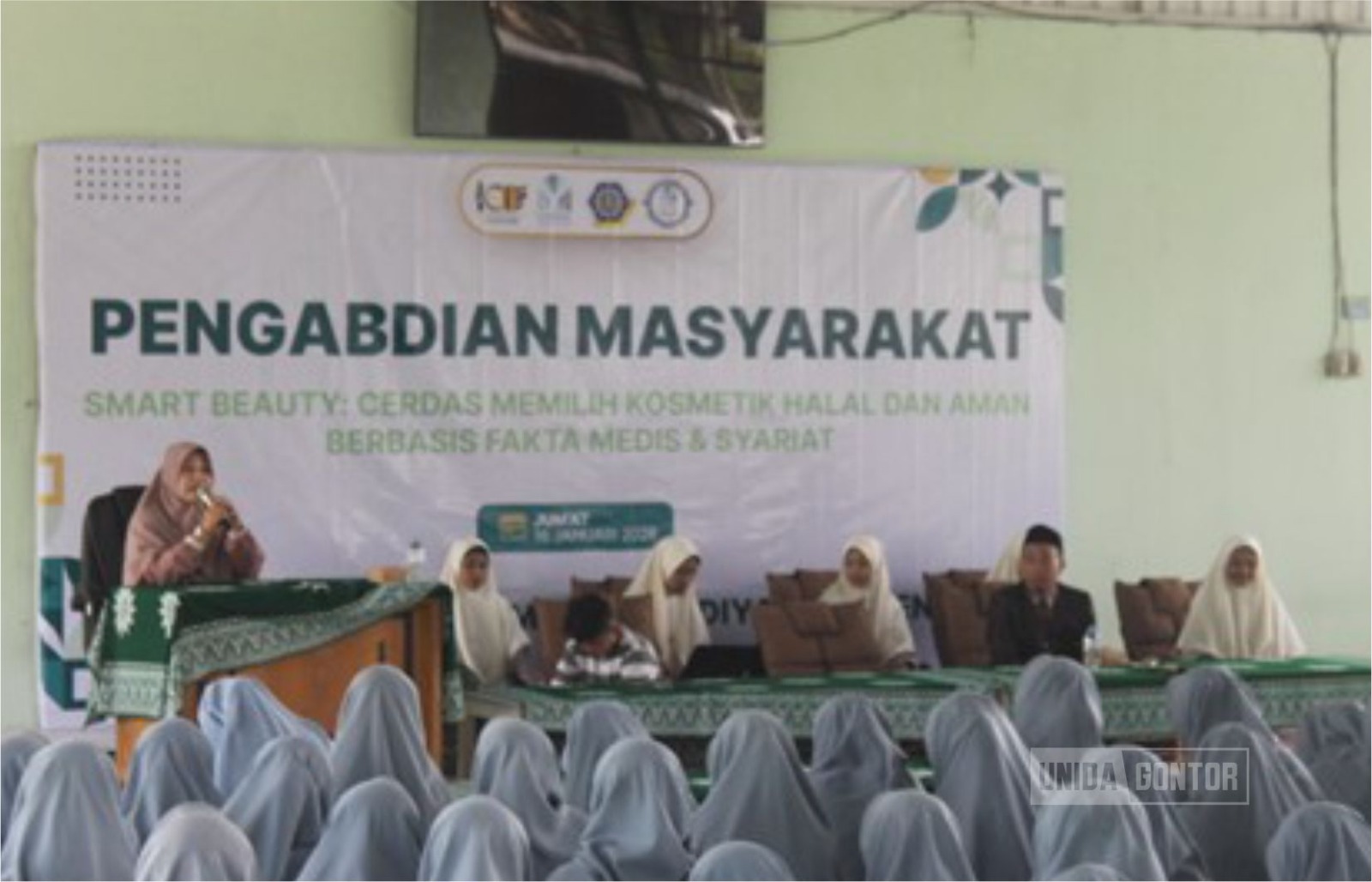 Pemateri Prodi Farmasi UNIDA Gontor menyampaikan sosialisasi PMB di SMA Trensains Muhammadiyah Sragen.