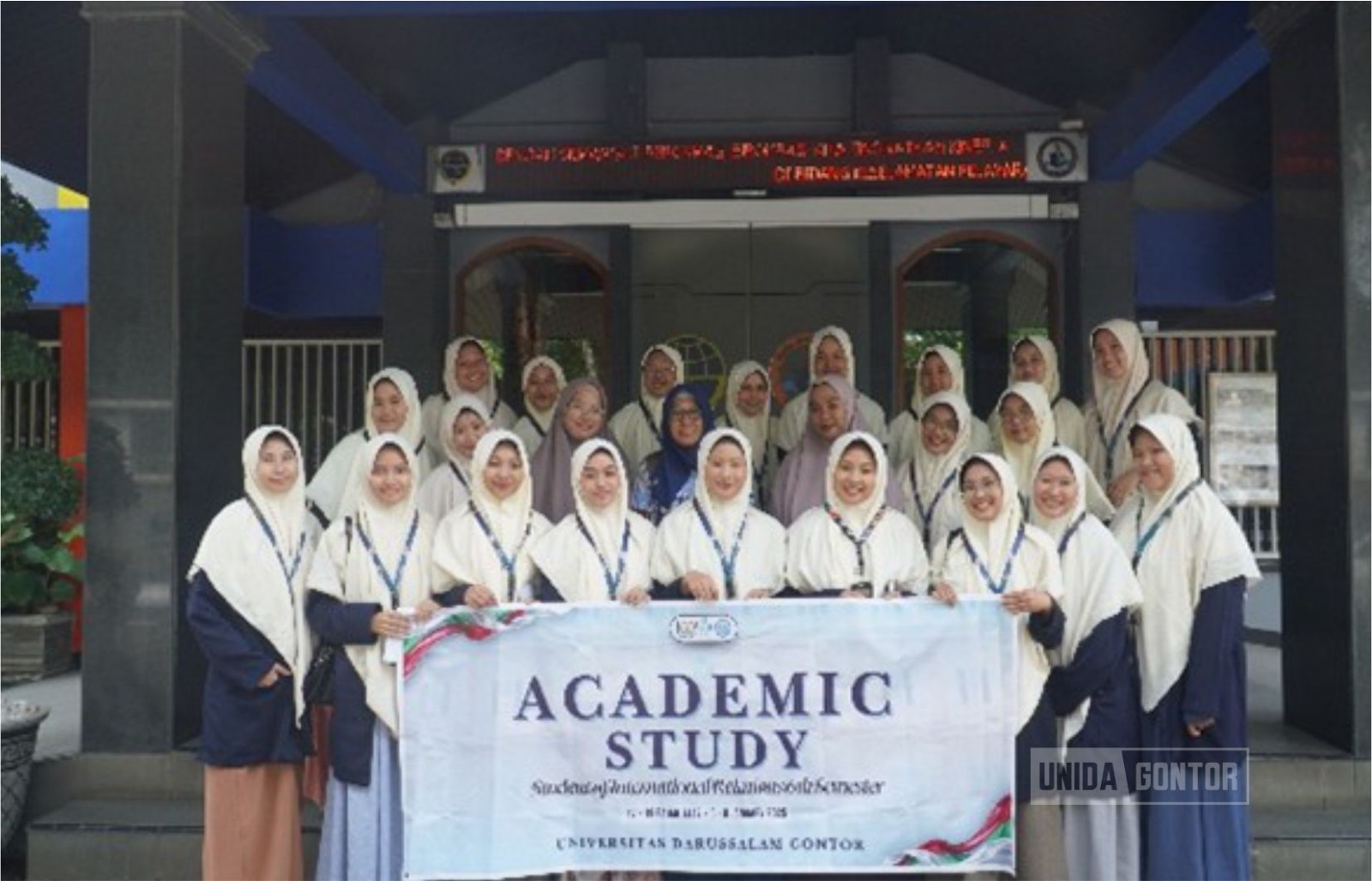 Mahasiswi HI UNIDA Gontor studi lapangan di Distrik Navigasi Tanjung Perak Surabaya.