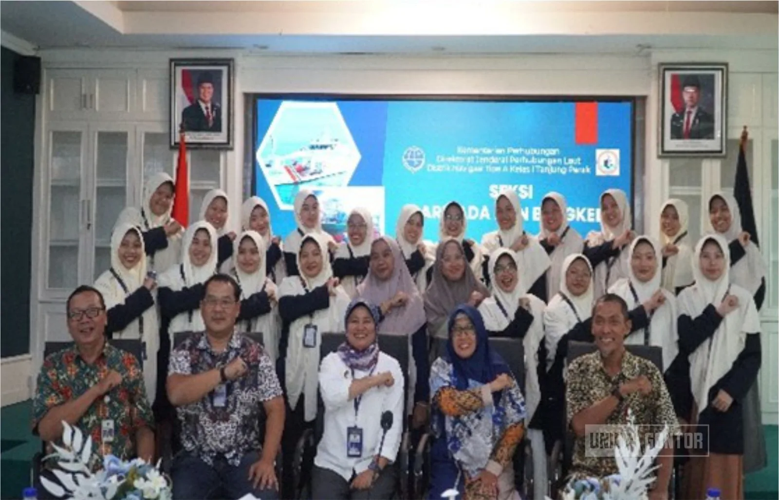 Mahasiswi HI UNIDA Gontor studi lapangan di Distrik Navigasi Tanjung Perak Surabaya.