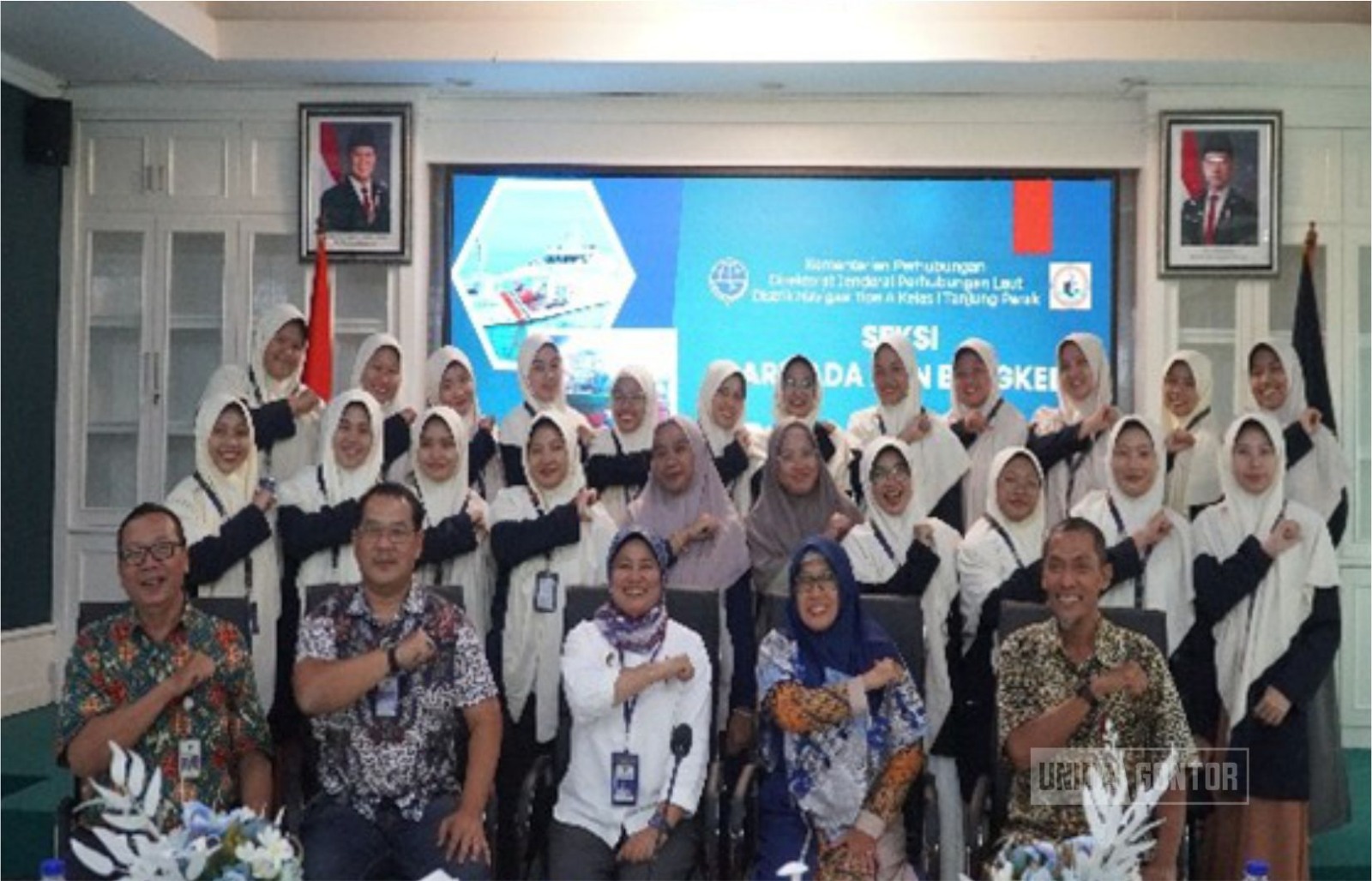 Mahasiswi HI UNIDA Gontor studi lapangan di Distrik Navigasi Tanjung Perak Surabaya.