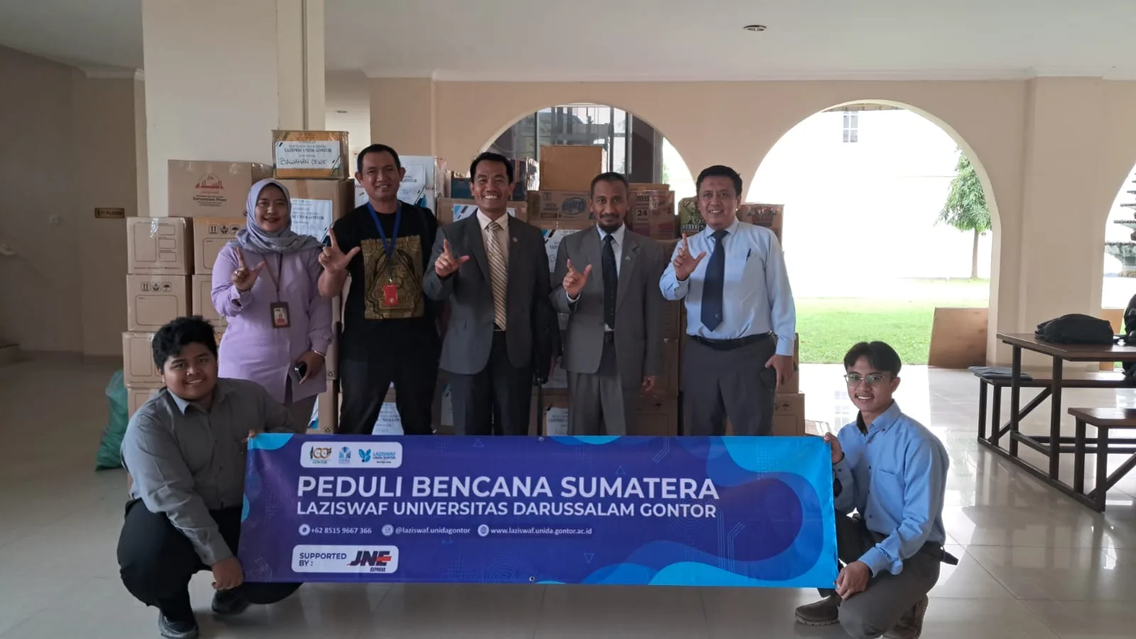 Penyerahan donasi UNIDA Peduli Sumatera oleh LAZISWAF UNIDA Gontor di kampus.
