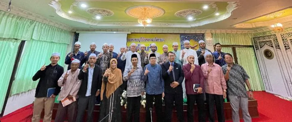 Pemateri UNIDA Gontor menyampaikan workshop bi’ah lughawiyyah kepada guru Saiburi Islam Wittaya School, Pattani, Thailand.