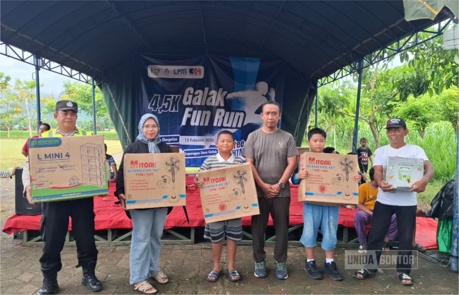 Panitia KKN Tematik 38 UNIDA Gontor bersama warga Desa Galak mengikuti kegiatan Galak Fun Run 4,5K di Lapangan Sepak Bola Desa Galak, Ponorogo.
