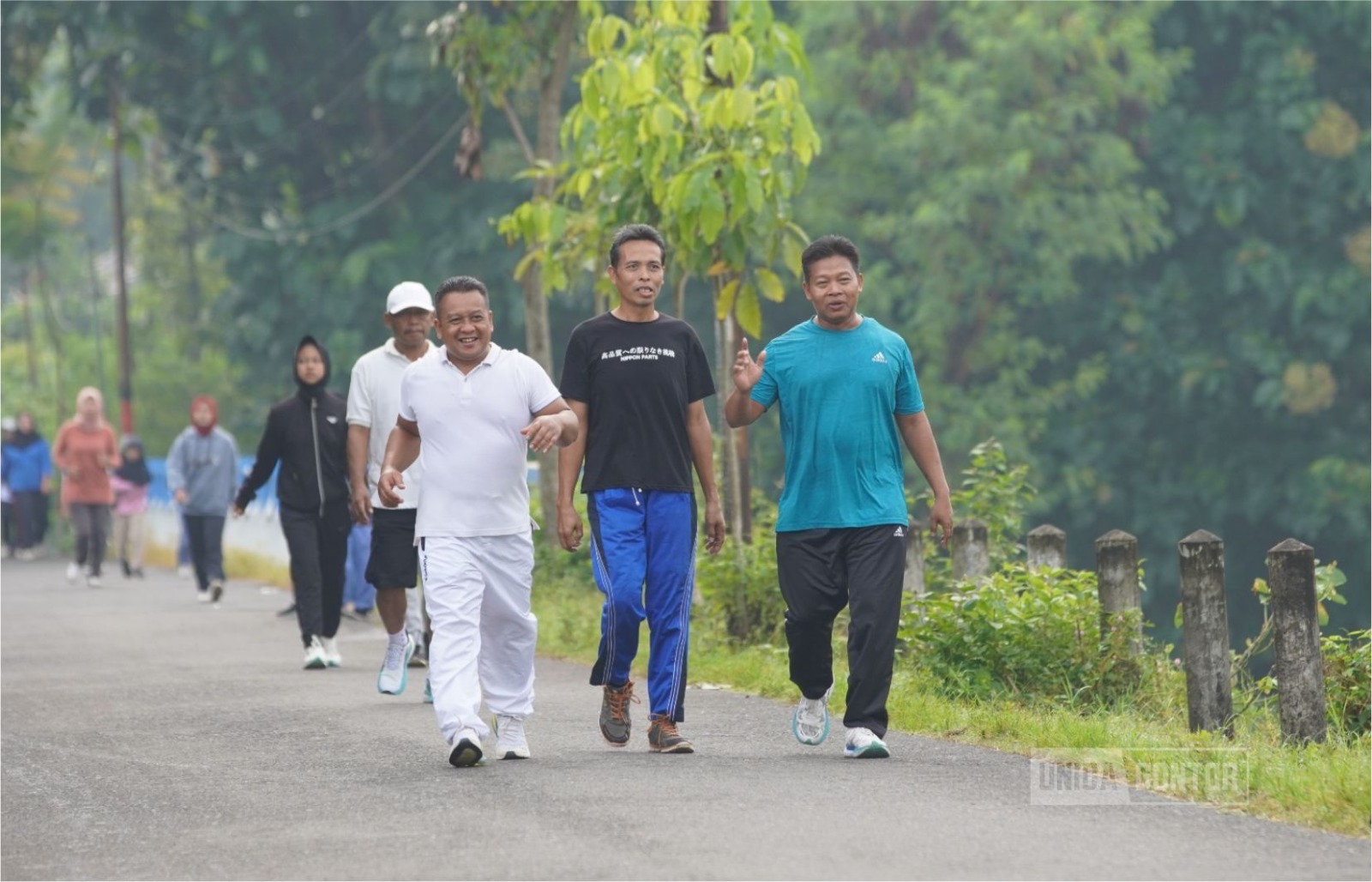 Panitia KKN Tematik 38 UNIDA Gontor bersama warga Desa Galak mengikuti kegiatan Galak Fun Run 4,5K di Lapangan Sepak Bola Desa Galak, Ponorogo.