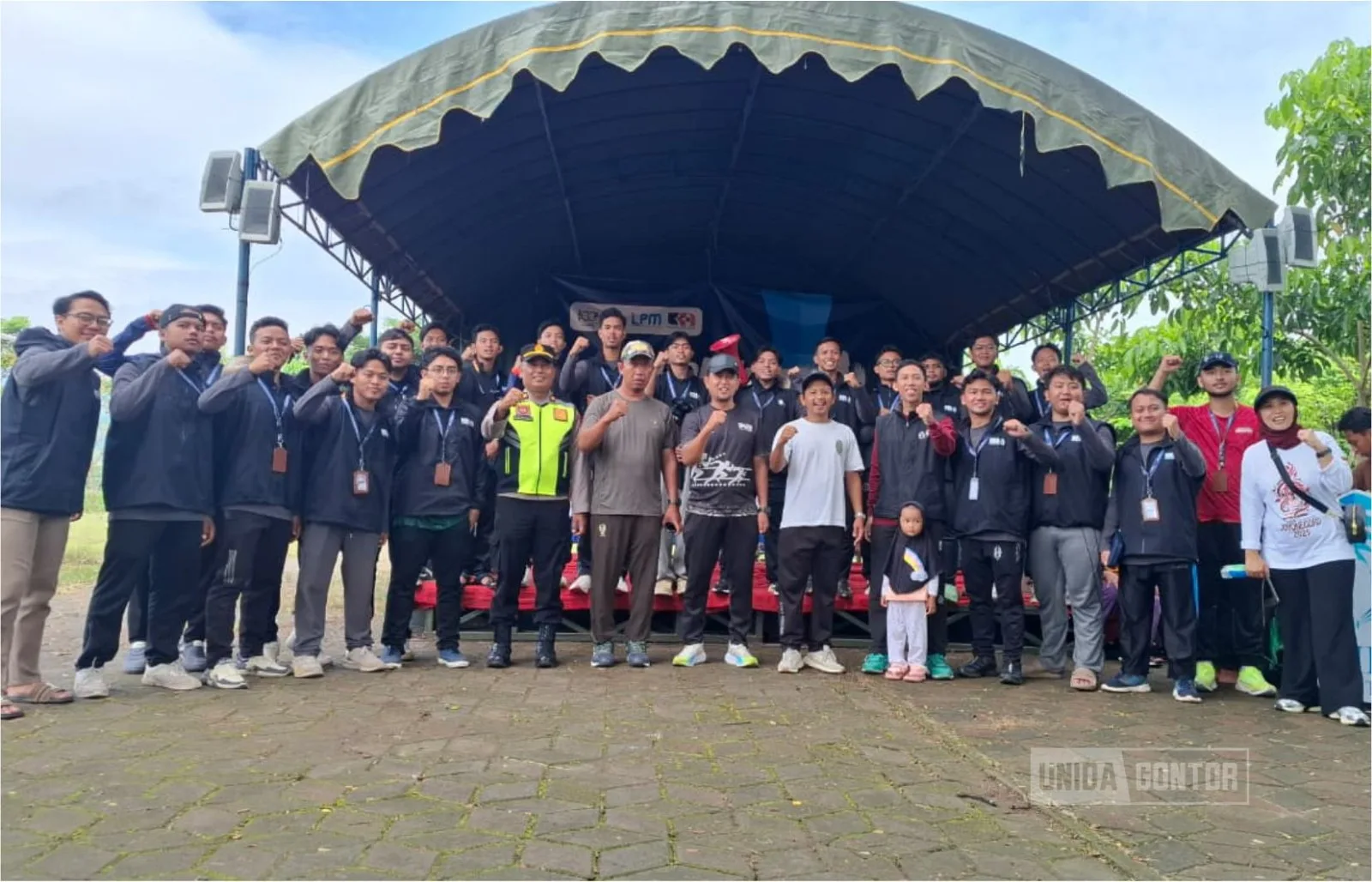 Panitia KKN Tematik 38 UNIDA Gontor bersama warga Desa Galak mengikuti kegiatan Galak Fun Run 4,5K di Lapangan Sepak Bola Desa Galak, Ponorogo.