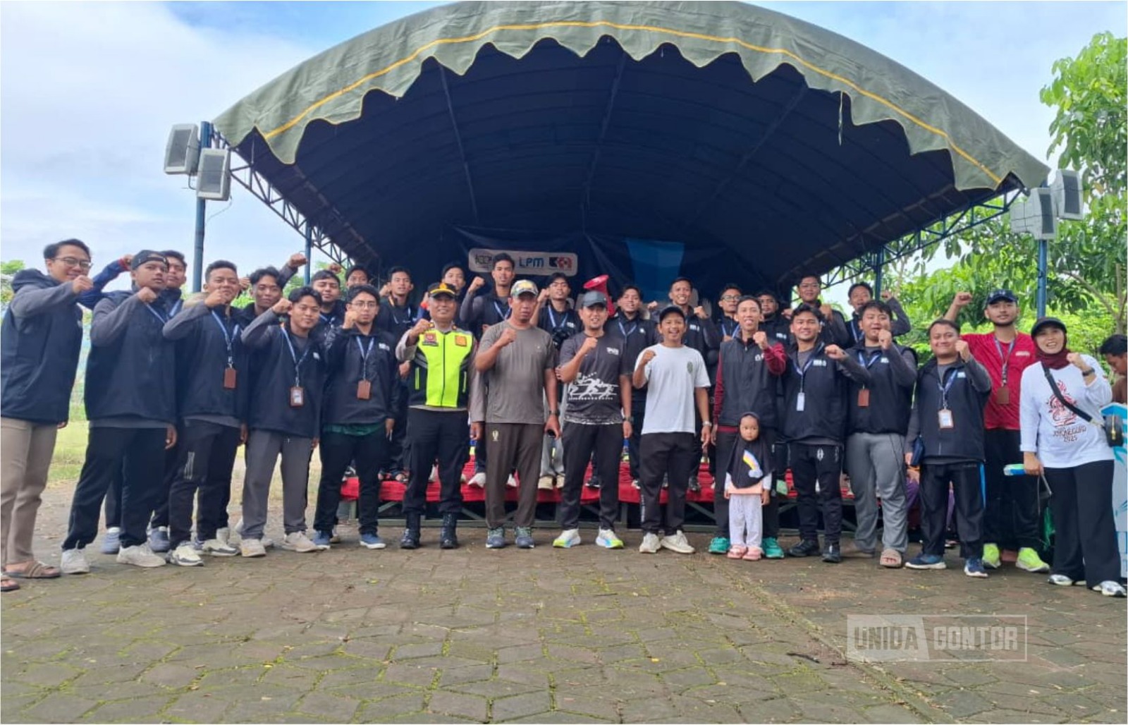 Panitia KKN Tematik 38 UNIDA Gontor bersama warga Desa Galak mengikuti kegiatan Galak Fun Run 4,5K di Lapangan Sepak Bola Desa Galak, Ponorogo.